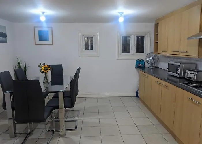 Alexandra Contractor House - Free Parking For Large Vans, Free Wifi & Netflix By Firoz Property Management