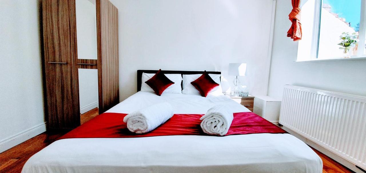 Alexandra Contractor House - Free Parking For Large Vans, Free Wifi & Netflix By Firoz Property Management Maison d'hôtes Aldershot