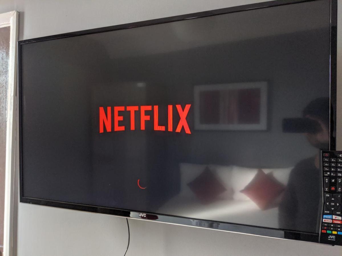 Alexandra Contractor House - Free Parking For Large Vans, Free Wifi & Netflix By Firoz Property Management Maison d'hôtes Aldershot